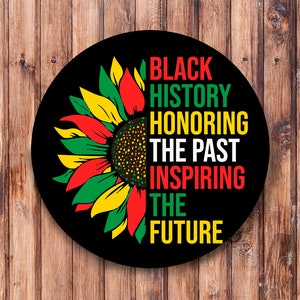 以下が含まれることがあります： ヒマワリのデザインが施された黒人歴史のグラフィック。テキストは「Black History Honoring The Past Inspiring The Future」です。