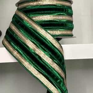 Fluwelen accent Farrisilk 4&quot; brede achterkant van smaragd en goud_smaragd