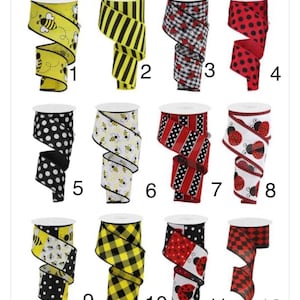 Op de afbeelding: Twaalf verschillende gepatroneerde lintrollen, elk met een ander ontwerp. De ontwerpen omvatten bijen, lieveheersbeestjes, stippen, strepen en ruitjes. De linten zijn allemaal in zwart, rood en geel.