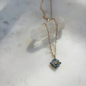 Labradorite and Cubic Zirconia Carved Flower Pendant Necklace with 18k Gold Filled Chain Bild 8