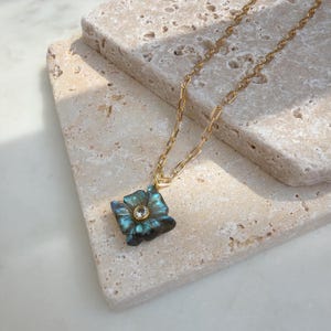 Labradorite and Cubic Zirconia Carved Flower Pendant Necklace with 18k Gold Filled Chain Bild 6