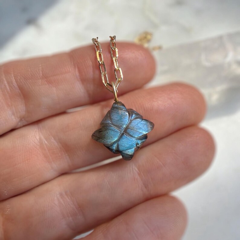Labradorite and Cubic Zirconia Carved Flower Pendant Necklace with 18k Gold Filled Chain Bild 10
