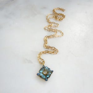 Labradorite and Cubic Zirconia Carved Flower Pendant Necklace with 18k Gold Filled Chain Bild 7