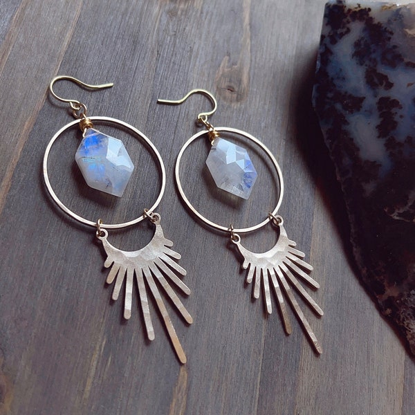 Pendientes de piedra lunar arco iris y rayos de sol de latón martillado // pendientes de piedra lunar // aro de textura martillada