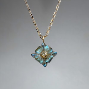 Labradorite and Cubic Zirconia Carved Flower Pendant Necklace with 18k Gold Filled Chain Bild 3