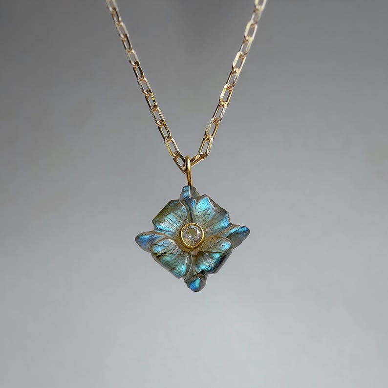 Labradorite and Cubic Zirconia Carved Flower Pendant Necklace with 18k Gold Filled Chain Bild 3
