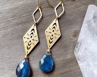 Labradorite drop earrings with brass charms, labradorite earrings, labradorite gemstone earrings, labradorite jewelry