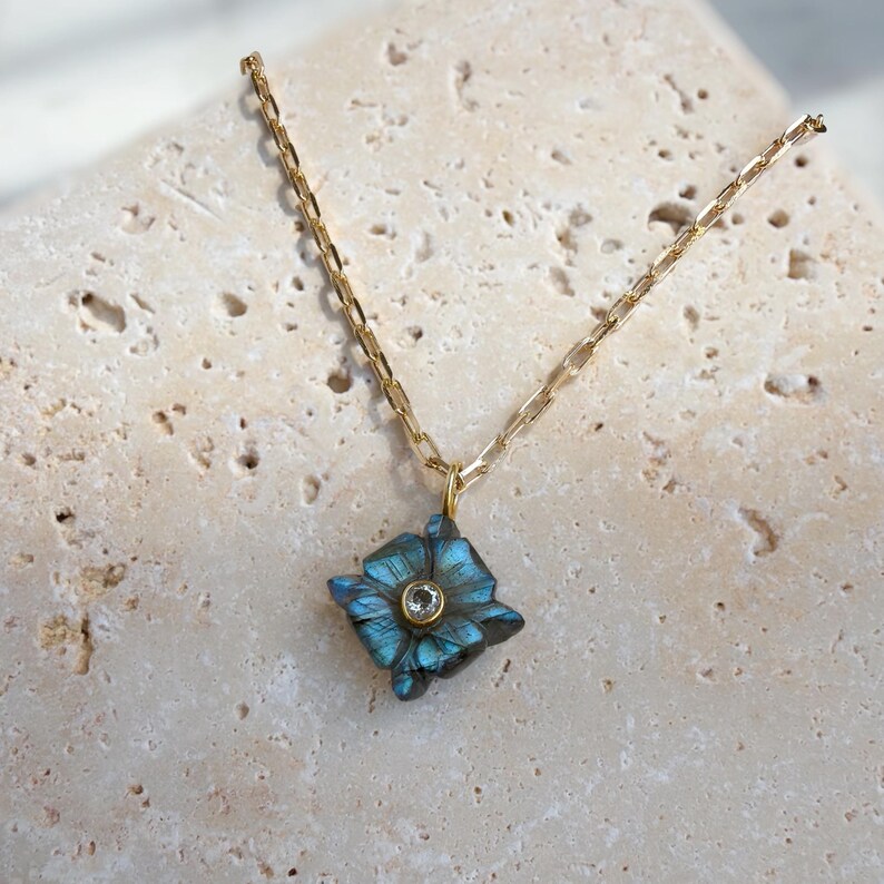 Labradorite and Cubic Zirconia Carved Flower Pendant Necklace with 18k Gold Filled Chain Bild 4