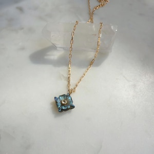 Labradorite and Cubic Zirconia Carved Flower Pendant Necklace with 18k Gold Filled Chain Bild 2