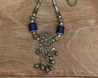 Collar antiguo de plata yemení con cuentas venecianas en forma de chevrón de seis capas.