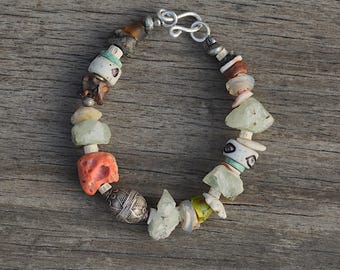 Pulsera de cuentas de comercio con coral mediterráneo antiguo y cuentas de ojo venecianas antiguas.