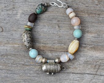 Pulsera antigua de plata yemení con amuleto y ágata antigua.