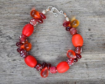 Pulsera antigua veneciana con cuentas de comercio Squiggle, cuentas de boda de Mali y huevos de paloma bohemios.