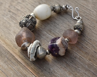 Pulsera antigua de cuentas de comercio: plata yemení, cristal alemán, amatista.