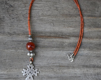 Collar de cuentas comerciales con antigua cruz etíope y cornalina antigua