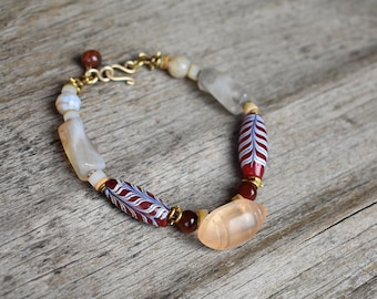 Pulsera amuleto Fulani con plumas venecianas antiguas y ágata.