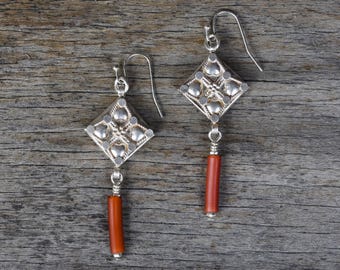 Pendientes antiguos de plata de Yemen con corazones blancos venecianos.