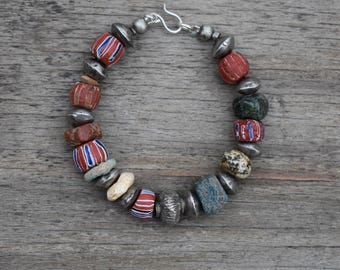 Pulsera antigua de bronce de Djenné, granito de Dogon, Hebrón y cuentas de comercio venecianas