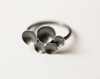 Oxidiertes Silber Ring polierte Kanten. Schwarzen Ring. Schwarz-Silber-Schalen. Organisches Design. Warum zentrale und Arm runder Ring.