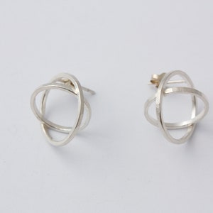 Deux boucles d'oreilles petits cercles. Boucles d'oreilles sculpturales en argent. Boucles d'oreilles confortables et de petit volume. Deux cerceaux croisés. argent poli image 6