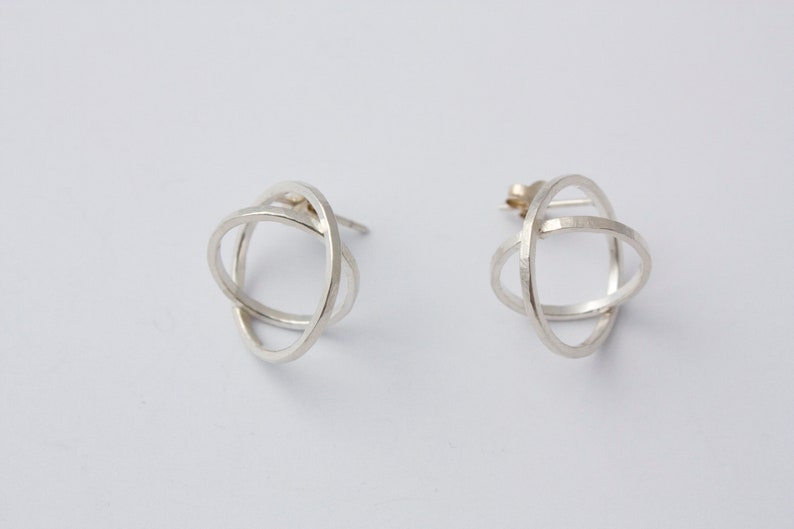 Deux boucles d'oreilles petits cercles. Boucles d'oreilles sculpturales en argent. Boucles d'oreilles confortables et de petit volume. Deux cerceaux croisés. argent poli image 6