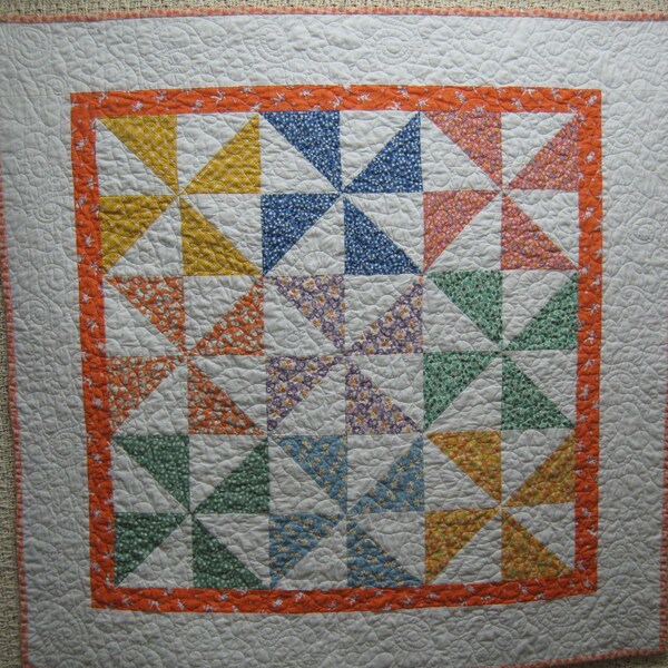 Livraison gratuite aux Etats-Unis sur ce tissus de Reproduction de belle années 1930 Pinwheel Baby Quilt avec orange