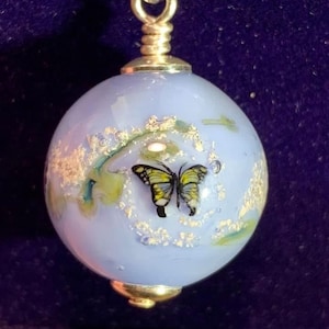 Perle en frêne avec papillon
