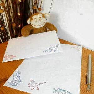 Set de papelería de dinosaurios - Rojo y azul - Papel para cartas - Sobres a juego - Papel para escribir - Regalo para amigo por correspondencia - Papel para diario