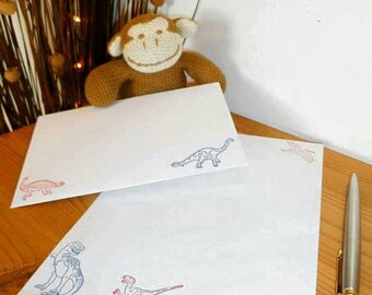 Briefpapierset met handgestempelde dinosaurus: rood en blauw briefpapier