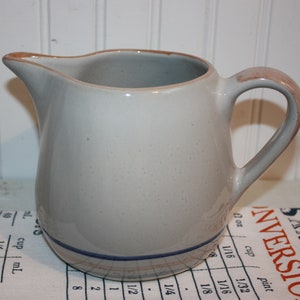 Louisville Steinzeug 42-Unzen-Krug, grauer Krug, Steingutkrug mit roten und blauen Bändern, Krug im Bauernhausstil