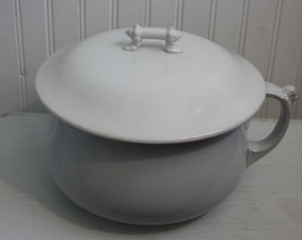 Orinal antiguo de loza John Edwards con tapa y detalle de cabeza de león.