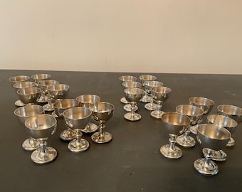 6 copas individuales de comunión con pie, bañadas en plata, de 4,4 cm de altura.