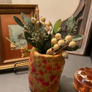 Ręcznie robiona wielokolorowa dekoracyjna ceramika dziecięca w kolorze żółtym, czerwonym, pomarańczowym i zielonym