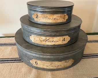 Lot de trois boîtes de conserve rondes galvanisées Eddie Bauer, étiquettes italiennes petites, moyennes grandes, trois boîtes de conserve galvanisées graduées avec couvercle