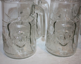 Cuatro tazas de cristal del centenario de la Estatua de la Libertad, "Mantén la antorcha encendida", 1886 - 1986, 4 tazas de la Estatua de la Libertad