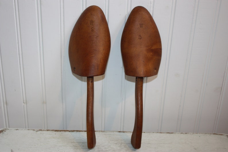 Size 8 Women/'s Pair of Vintage Wood Shoe Trees or Shapers