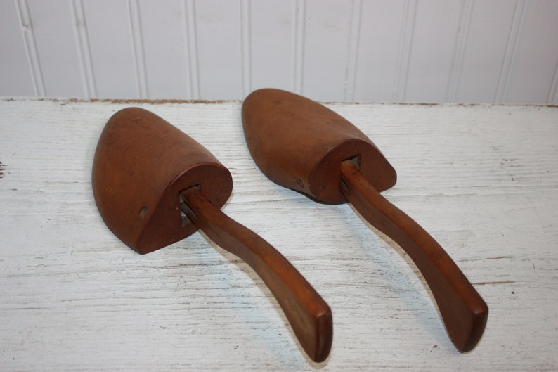 Size 8 Women/'s Pair of Vintage Wood Shoe Trees or Shapers