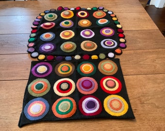 Twee Penny Rug Vilten Tafelbladen, Vierkant en Rechthoek Handgestikte Penny Rug Tafelbladen in Multi Color