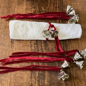 Conjunto de seis anéis de guardanapo Pottery Barn Double Silver Bell com fita de veludo vermelha
