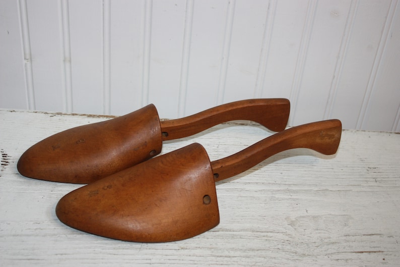 Size 8 Women/'s Pair of Vintage Wood Shoe Trees or Shapers