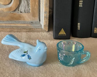 Uccello in vetro dipinto a mano azzurro vintage Mosser, tazza da tè in vetro Mosser in miniatura turchese vintage, set in vetro decorativo a 2 pezzi in vetro Mosser