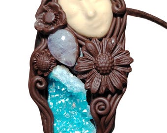 Collar con figura de estatua de la Diosa Verde Gaia. Colgante Pachamama con cristales y piedras curativas.