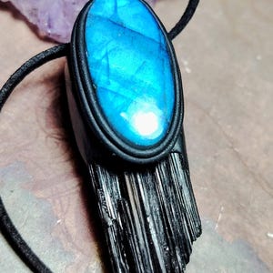 Guerrero. Collar de protección psíquica de turmalina negra. Colgante de labradorita azul. Joyería espiritual para hombres con cristales de lectura.