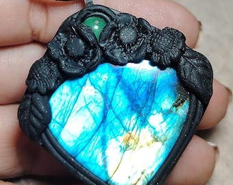 Collana sciamanica per il recupero dell'anima. Ciondolo in pietra di labradorite blu. Gioielli con strumenti di guarigione sciamanica.