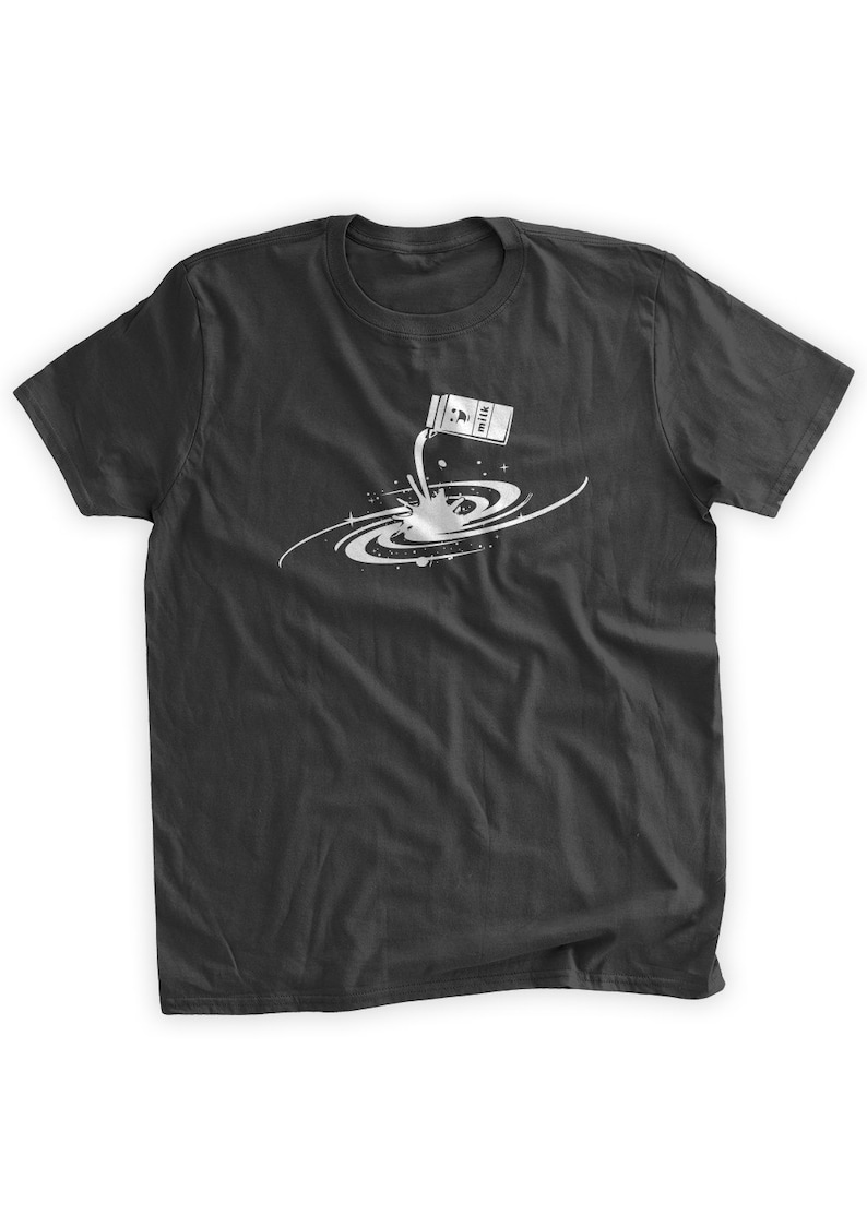 Puede incluir: Una camiseta negra con un gr&aacute;fico blanco de un cart&oacute;n de leche vertiendo leche en una galaxia.