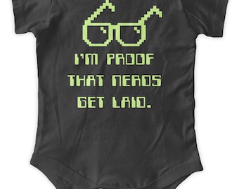 Soy la prueba de que los nerds se acuestan con alguien. Regalo divertido para bebé. Traje de cuerpo de una pieza para bebé. Traje de cuerpo gráfico. Ropa infantil. Traje de manga corta para baby shower.
