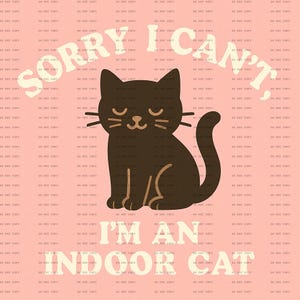 以下が含まれることがあります： ピンク色の背景に「Sorry I can't, I'm an indoor cat」の文字と茶色の猫のイラスト。猫は目を閉じ、ひげがあります。テキストは遊び心のあるヴィンテージフォントです。