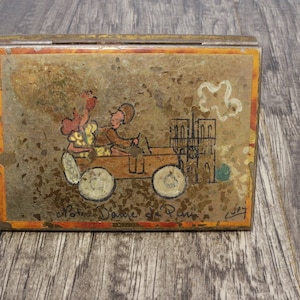 WWII Notre Dame de Paris Sweetheart Make-up Enamel Compact Made in France