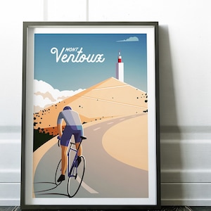 Op de afbeelding: Een fietser rijdt een kronkelende weg op naar een toren op de top van een berg. De lucht is blauw met witte wolken. De tekst "MONT VENTOUX" staat bovenaan de afbeelding.