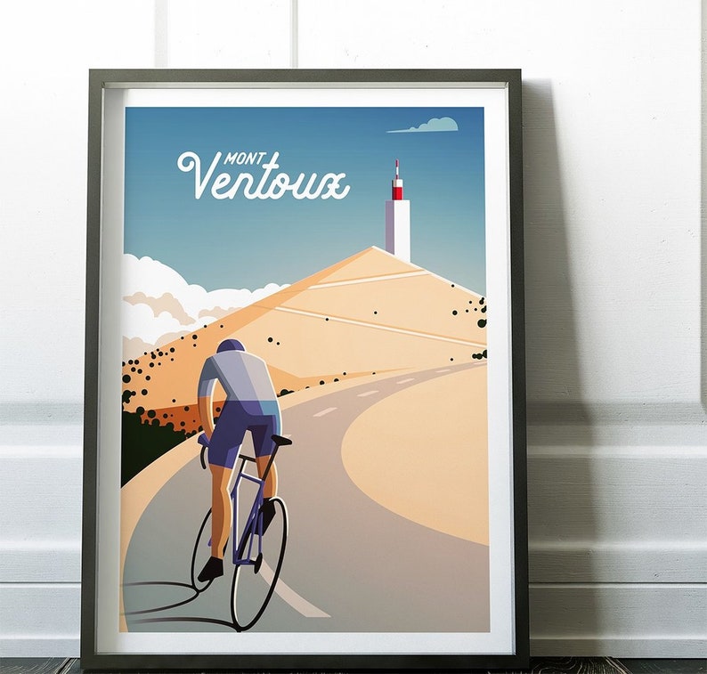 Op de afbeelding: Een fietser rijdt een kronkelende weg op naar een toren op de top van een berg. De lucht is blauw met witte wolken. De tekst "MONT VENTOUX" staat bovenaan de afbeelding.